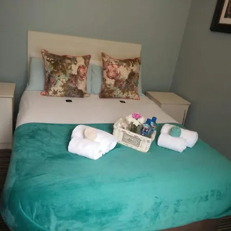 לינה וארוחת בוקר Cherry Tree קיל איירן