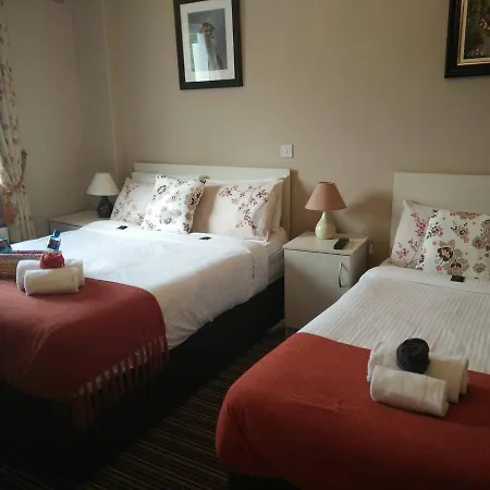 לינה וארוחת בוקר Cherry Tree 3*