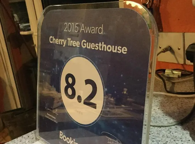 לינה וארוחת בוקר Cherry Tree 3*